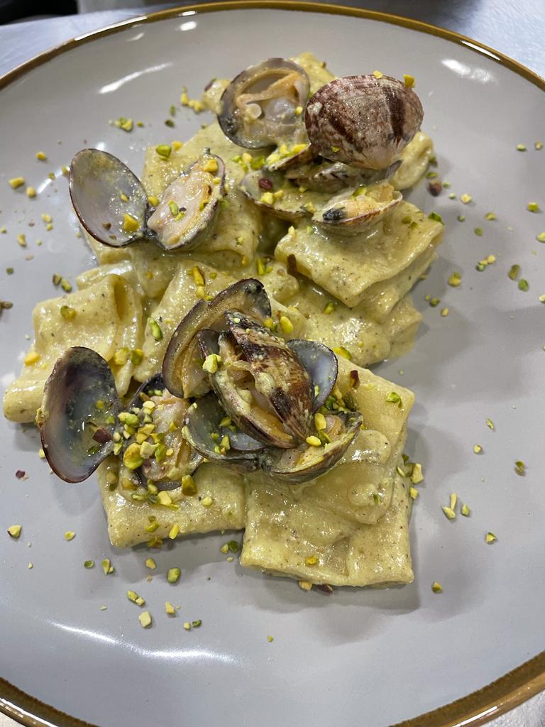 Paccheri alle vongole e pistacchio