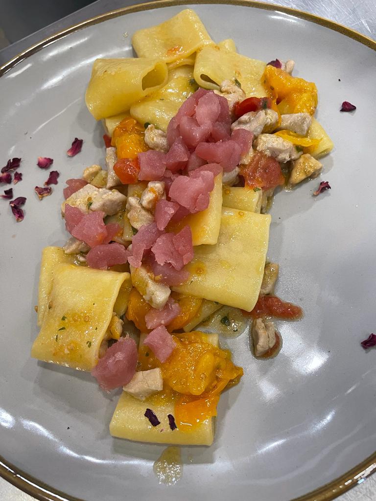 Paccheri al tonno rosso con pomodorini e basilico